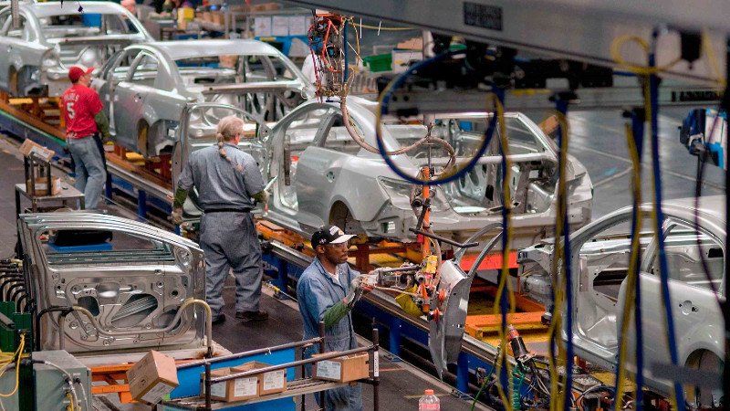 Recortará Nissan producción en México